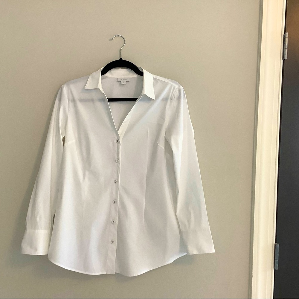 Button down top from the JJill White Shirt Collection. Excellent condition.